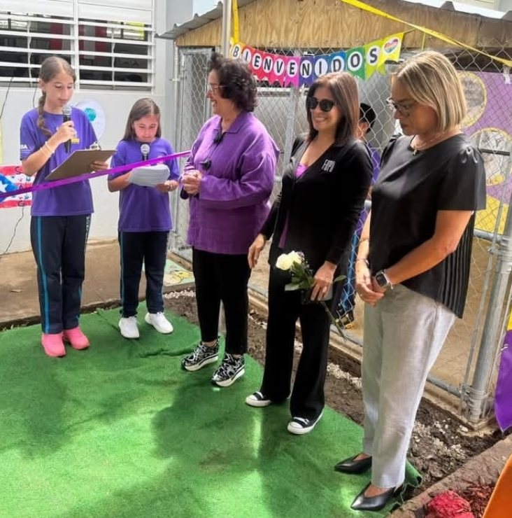 Estudiantes y equipo de FePA frente al espacio construido en la escuela de Aibonito