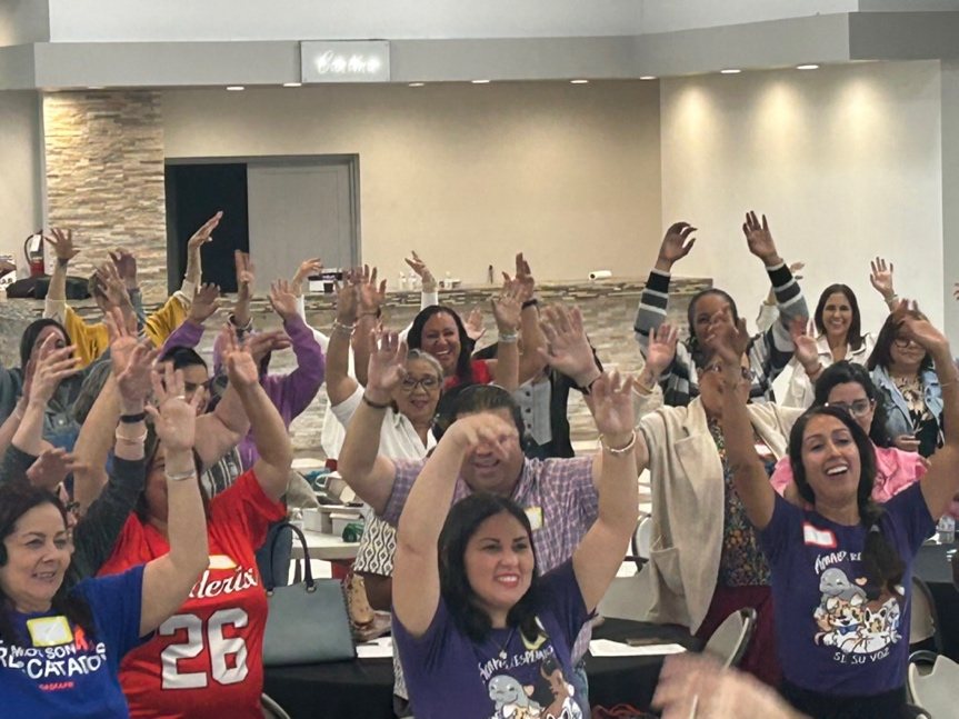 Maestros celebran al completar el taller de educación humanitaria de FePA